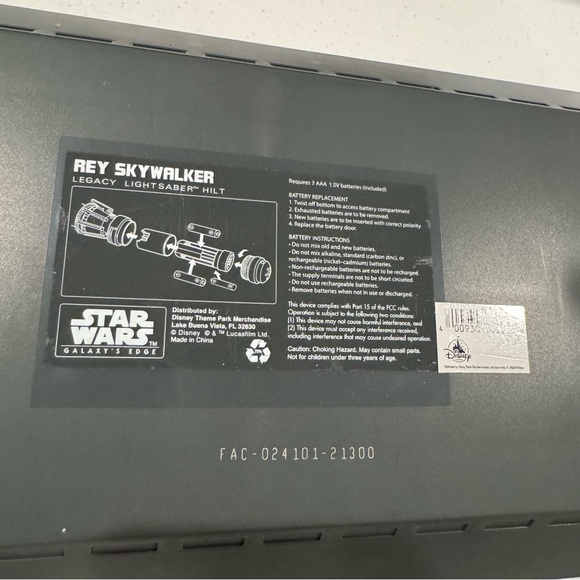Rey Skywalker Legacy LIGHTSABER Hilt - Star Wars: Galaxy's Edge - Picture 17 of 17